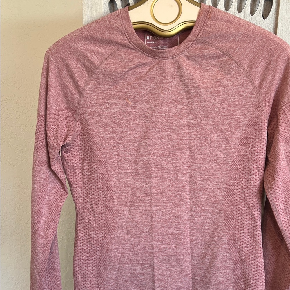 Figs Heathered Pink Seamless Top size M. Worn once!! So pretty!!